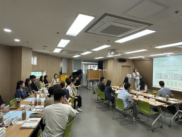 금천장애인종합복지관 기관소개를 하고 있는 모습
