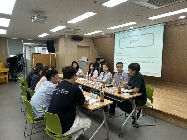 현장중심 직업훈련 활성화 방안에 대하여 논의하고 있는 모습