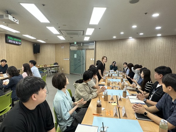 훈련지원인들끼리 훈련 진행 시 내용에 대해 논의하고 있는 모습