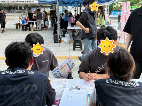 청소년이 스스로 마음건강을 검사하고 있는 사진입니다