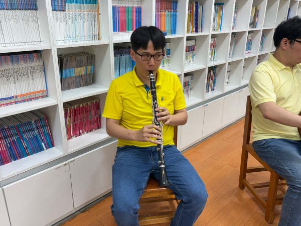 송우섭님 클라리넷 연주하는 모습