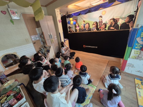 장애이해교육 인형극 공연하는 모습