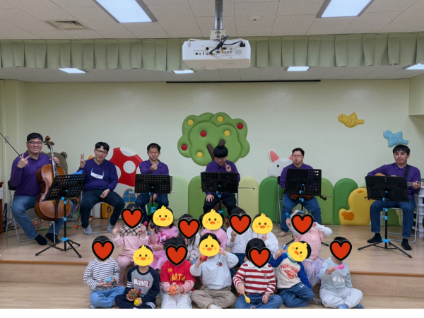 장애이해교육 오케스트라 공연 후 참여 아동들과 단체사진