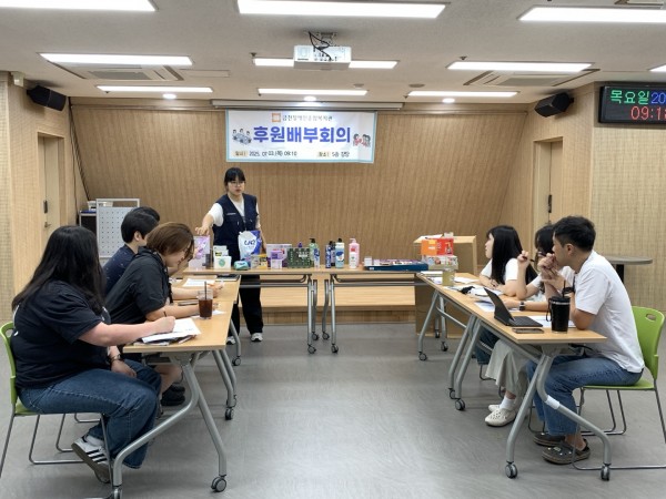 함께 머리를 맞대고 논의를 하고 있는 모습