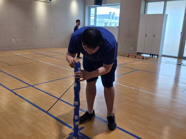 스포츠스태킹컵을 높이 쌓는 모습