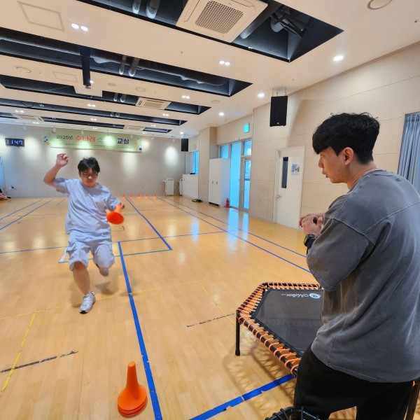 고깔콘 규칙을 준수한 달리기 운동하는 모습