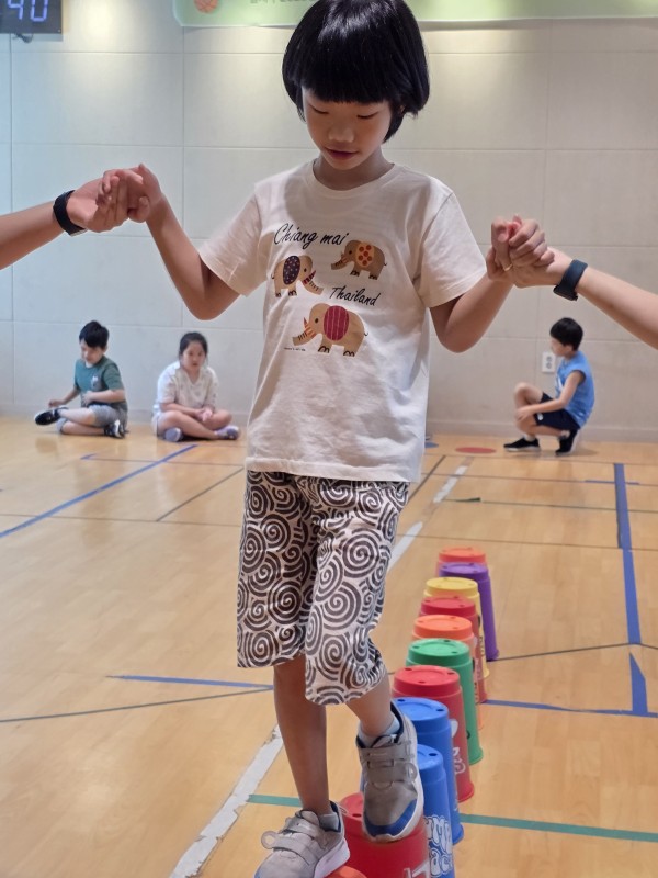 선생님들의 손을 잡고 걷는 모습