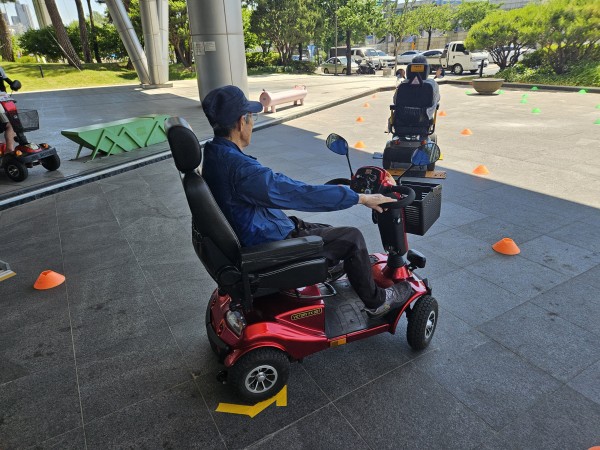 전동보장구 안전운전연습장 코스 연습 중인 이용인 1