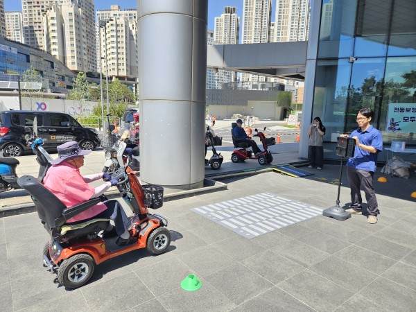 전동보장구 안전운전연습장 코스 연습 중인 이용인 2