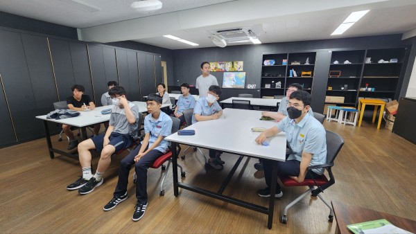 교육에 집중하고 있는 학생들의 모습