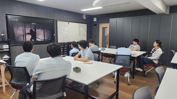 동영상을 통해 안전사고에 대해 알아보는 모습