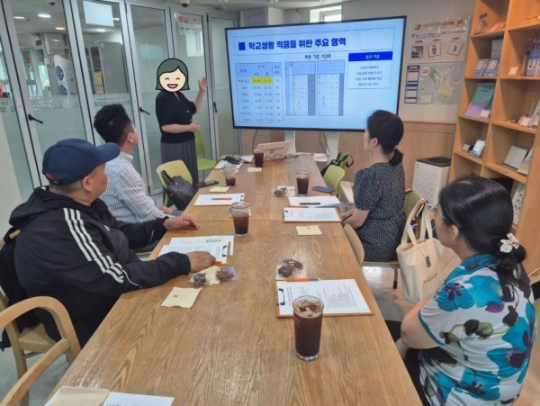 초등학교 시간표에 대해 설명하는 모습