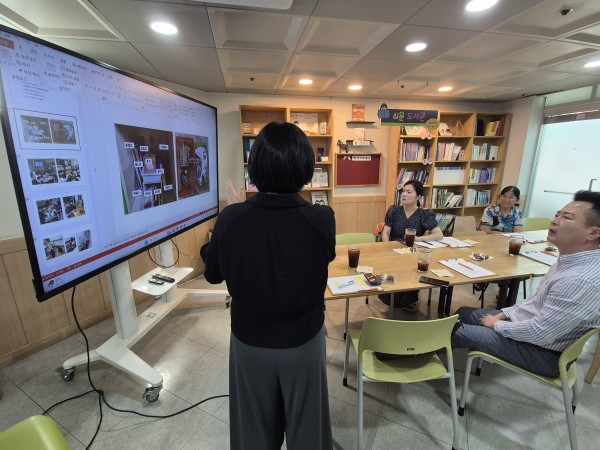 학교 환경과 비슷하게 만들어야함을 설명하는 모습