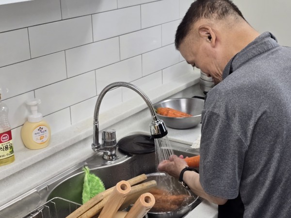 흐르는 물에 당근 씻고 있는 모습