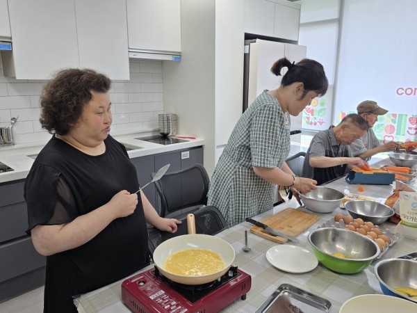 계란을 얇게 붙이는 모습