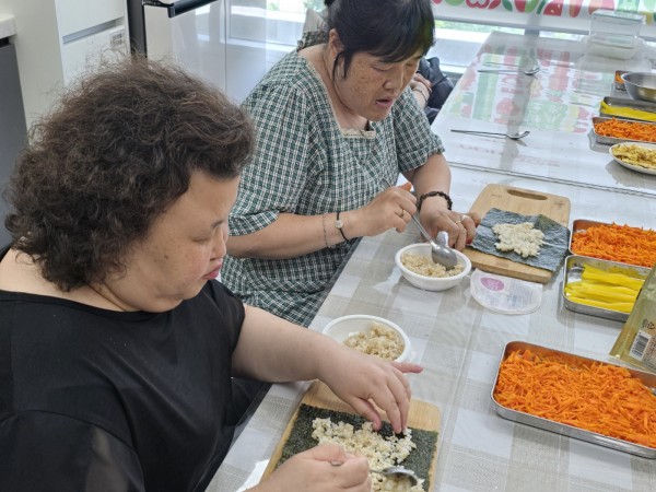 당근 김밥을 말고 있는 모습