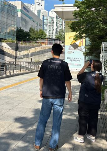 금천보건소 앞에서 촬영방법 논의하는 사진