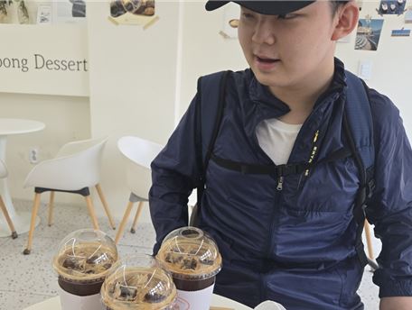커피를 마시면서 수업 시작하기전까지 기다리는 참여자 모습