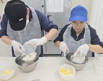 보호자와 함께 반죽을 만들고 있는 참여자 모습
