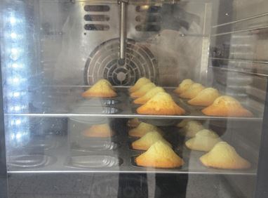 오븐에서 빵이 맛있게 구워지고 있는 모습