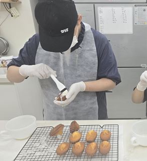 참여자가 구워진 빵에 시럽을 직접 바르는 모습
