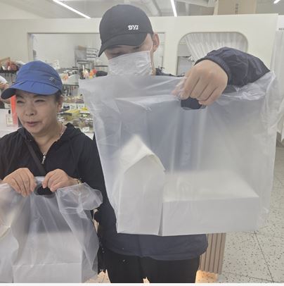 직접 만든 빵을 들고 함께 사진을 찍는 가족사진