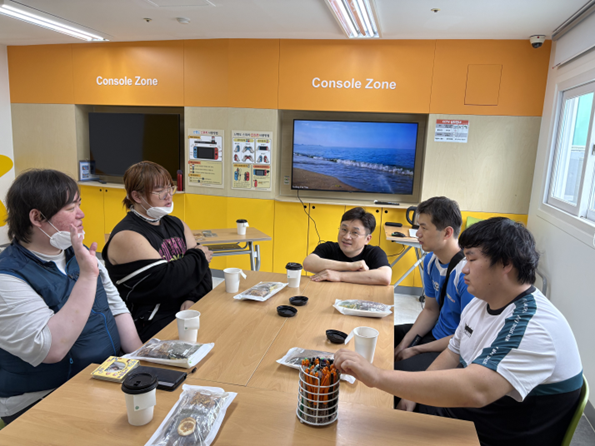 시작 전 차를 마시며 각자 소개하고 있는 모습