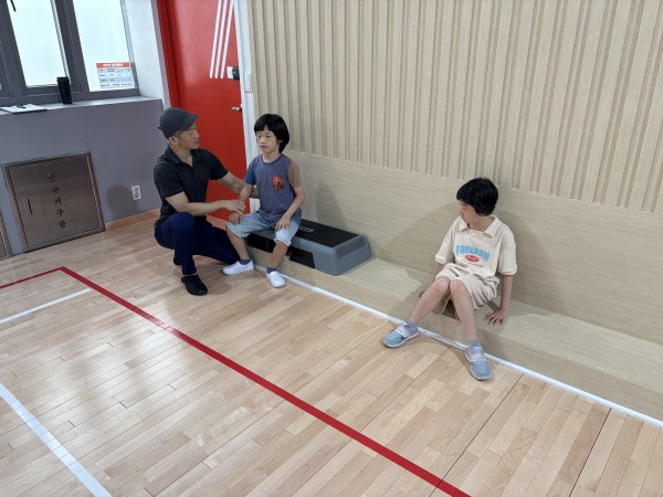 허리를 펴는모습