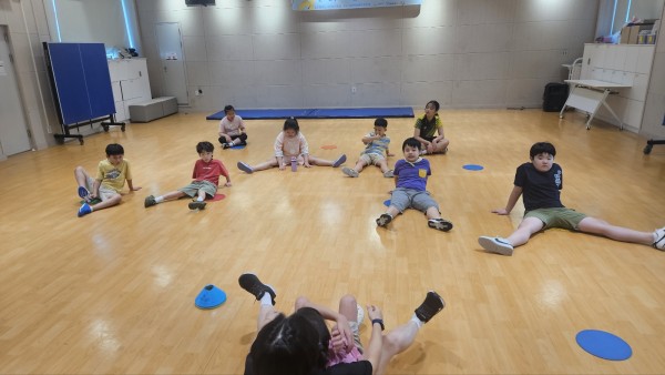 앉아서 스트레칭중