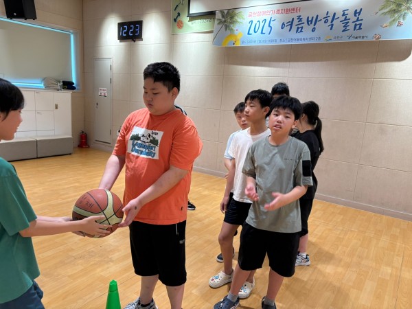 농구공을 건네받는 참여자중