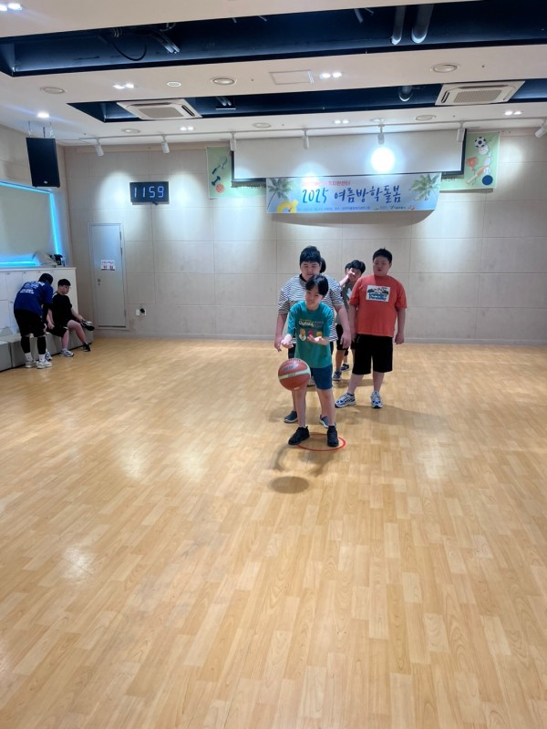 농구공이 날아옴으로써 자신의 차례가 된 것을 아는 참여자
