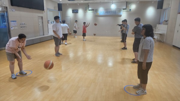 공을 주고받는모습