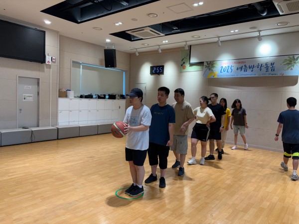 자신의 차례를 기다리는 성인반 참여자들