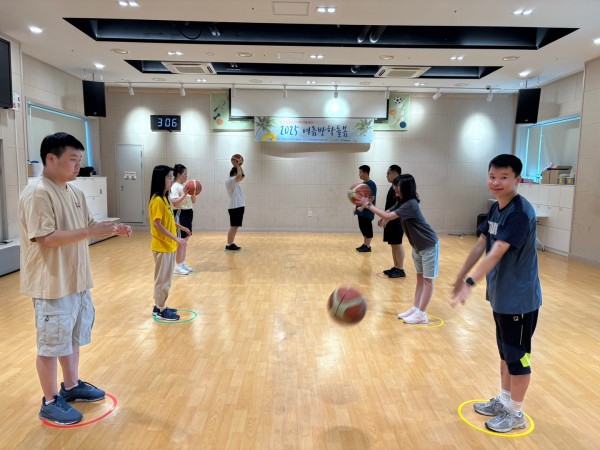 양방향투구를 하다 카메라를 응시하는 이용인
