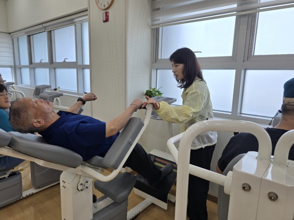 운동기구 사용방법을 배우는 모습