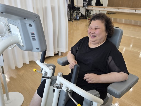 다리근력운동하는 기구를 이용하고 있는 모습