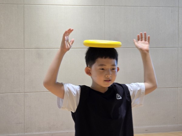 머리위에 올려 균형잡고 걷는 모습