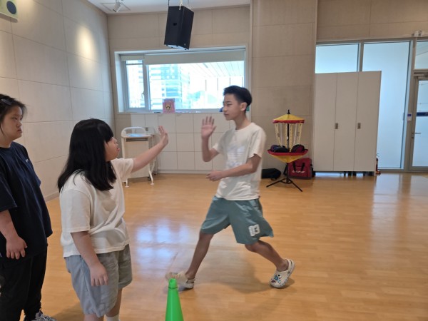 다음 달리기 주자와 하이파이브하는 모습
