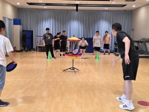 각자의 팀을 응원하고 있는 모습