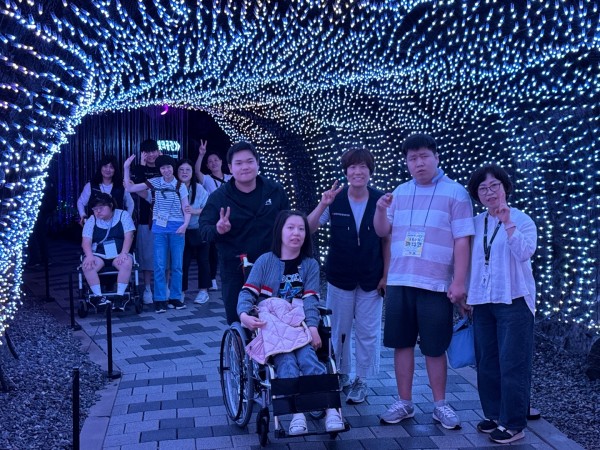 광명굴에서 멋진 포즈로 찰칵