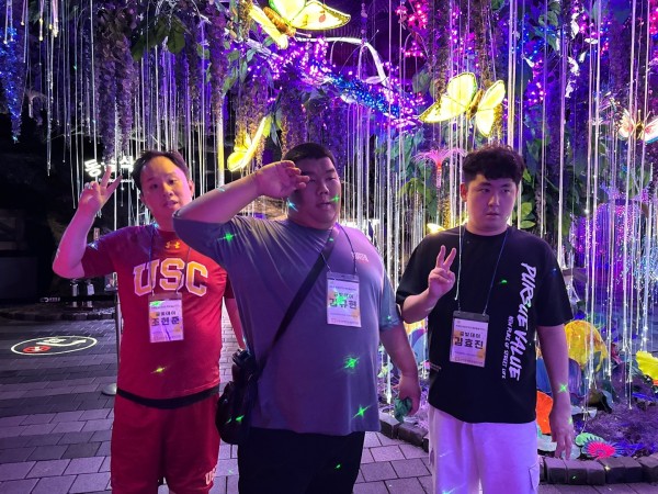 광명굴에서 멋진 포즈로 찰칵