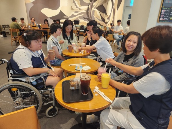 카페에서 시원한 차 한잔의 여유
