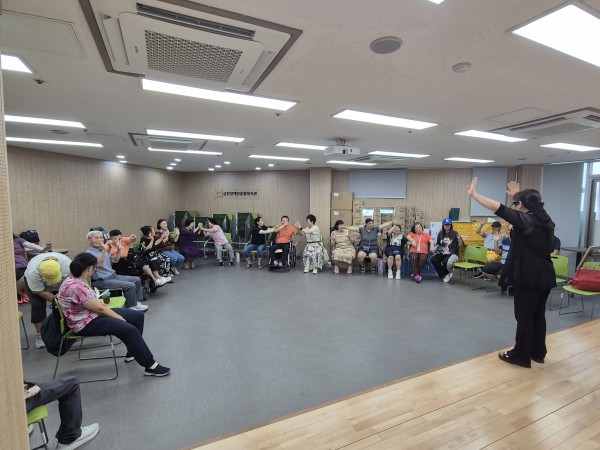 건강문화교실 강사와 인사를 나누는 모습