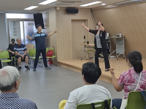 강사와 이용인이 건강체조 하는 모습