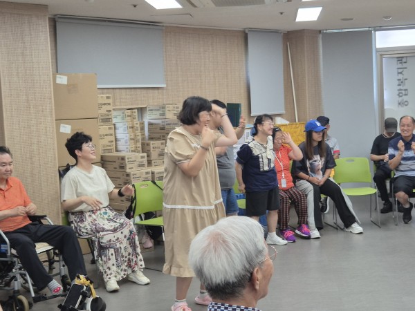 단체로 건강체조를 수핸하는 모습