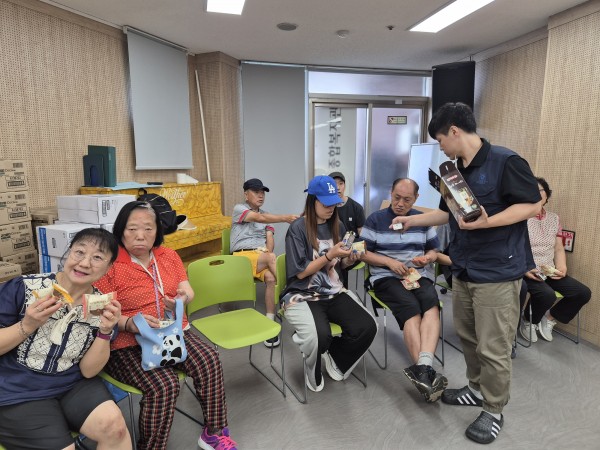 카스테라, 다과를 배부하는 사진