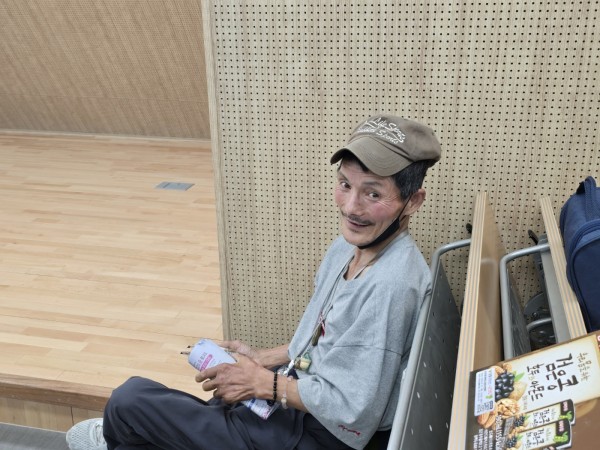 이용인이 밝게 웃고있는 모습