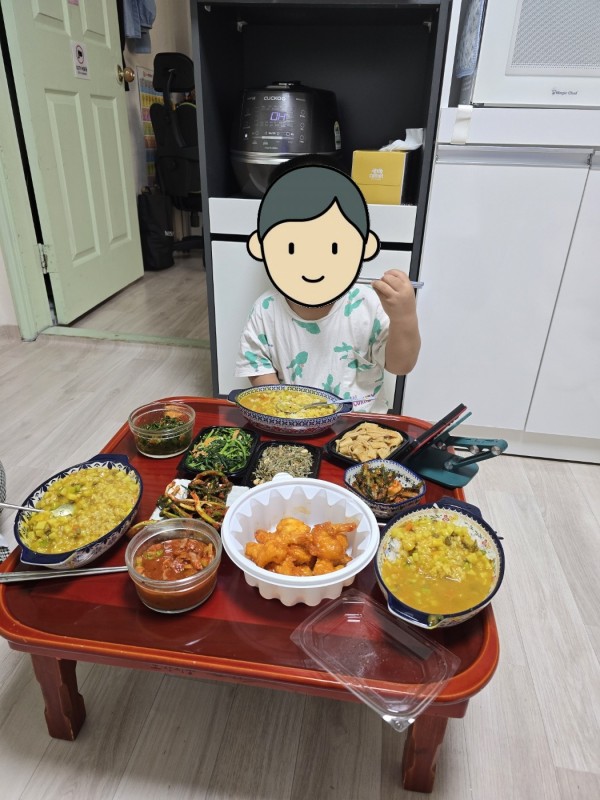 든든한 한끼 식사를 하고 는 아동