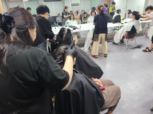 꼼꼼하게 염색을 진행해주는 봉사자의 모습