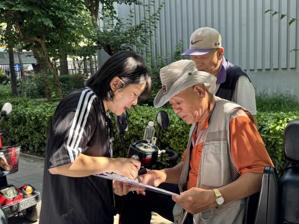 직접가서 설문조사 하는 모습